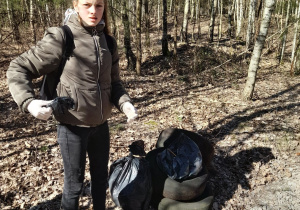 Oprócz mniejszych śmieci, znalezione opony, także w lesie